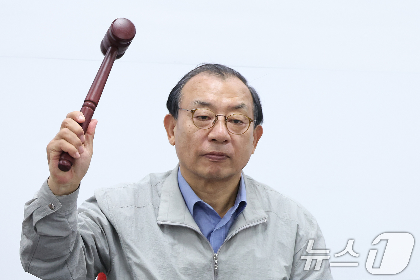 (서울=뉴스1) 신웅수 기자 = 이정현 국민의힘 공천관리위원장이 20일 서울 여의도 중앙당사에서 경상북도지사 예비경선 결과 개표에 앞서 의사봉을 두드리고 있다. 2026.3.20/ …