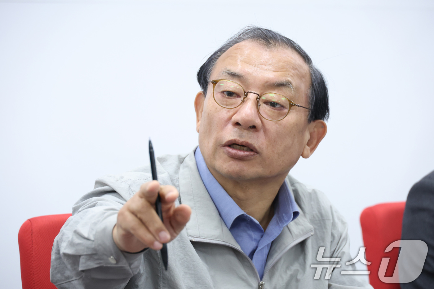 (서울=뉴스1) 신웅수 기자 = 이정현 국민의힘 공천관리위원장이 20일 서울 여의도 중앙당사에서 경상북도지사 예비경선 결과 개표 방식에 대해 설명하고 있다. 2026.3.20/뉴스 …