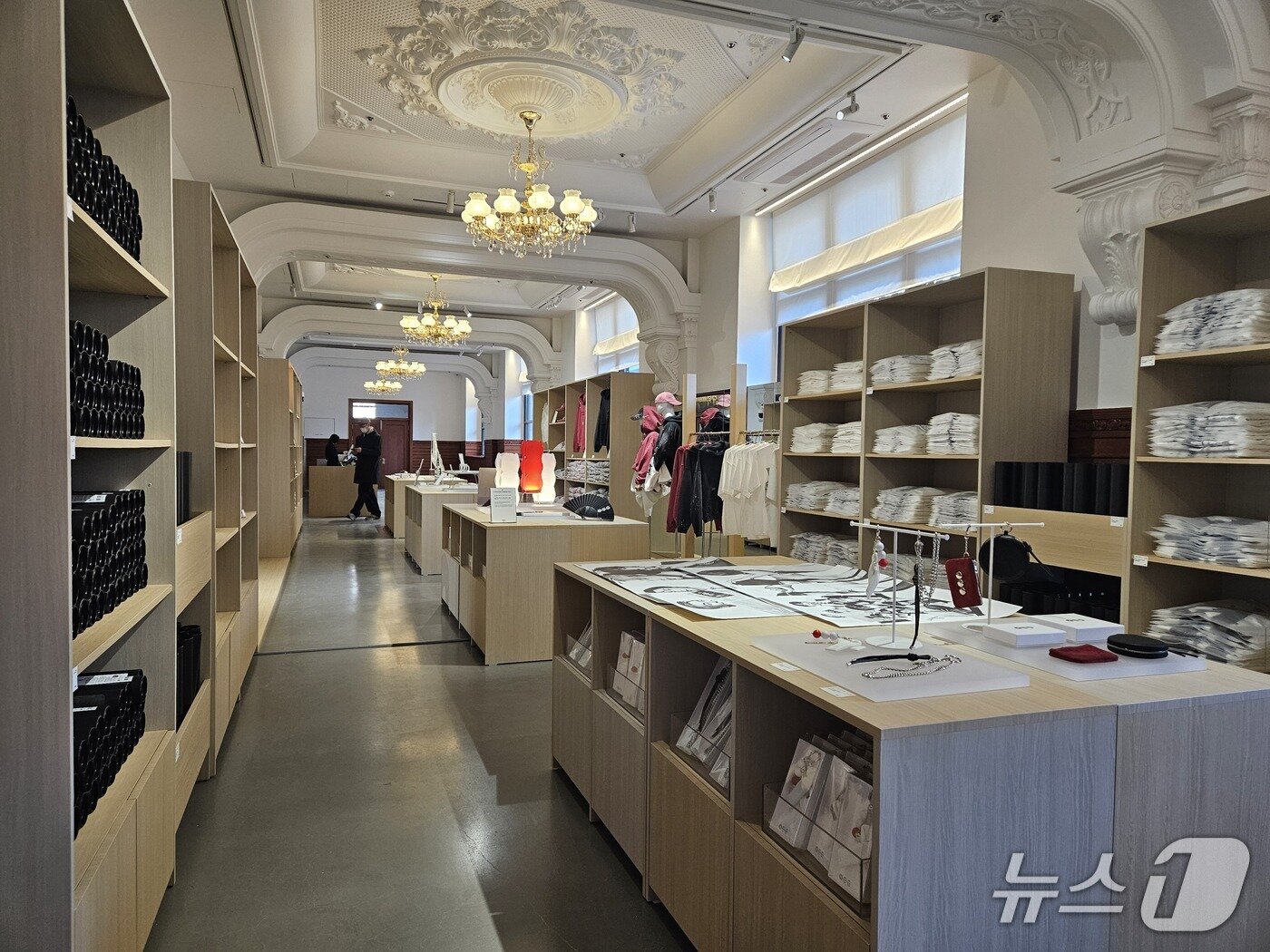 본문 이미지 - BTS 팝업 현장 옆에 굿즈 판매 공간이 마련돼 있다. 2026.3.20/뉴스1 박혜연 기자 ⓒ 뉴스1