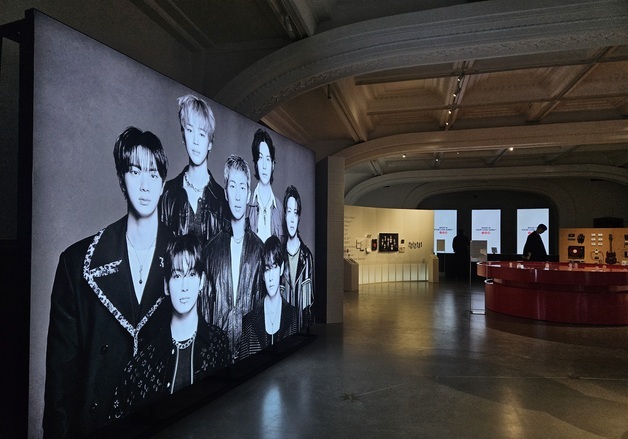 "K-러브송, 아리랑의 품격"…신세계 BTS 컴백 팝업 현장[르포]