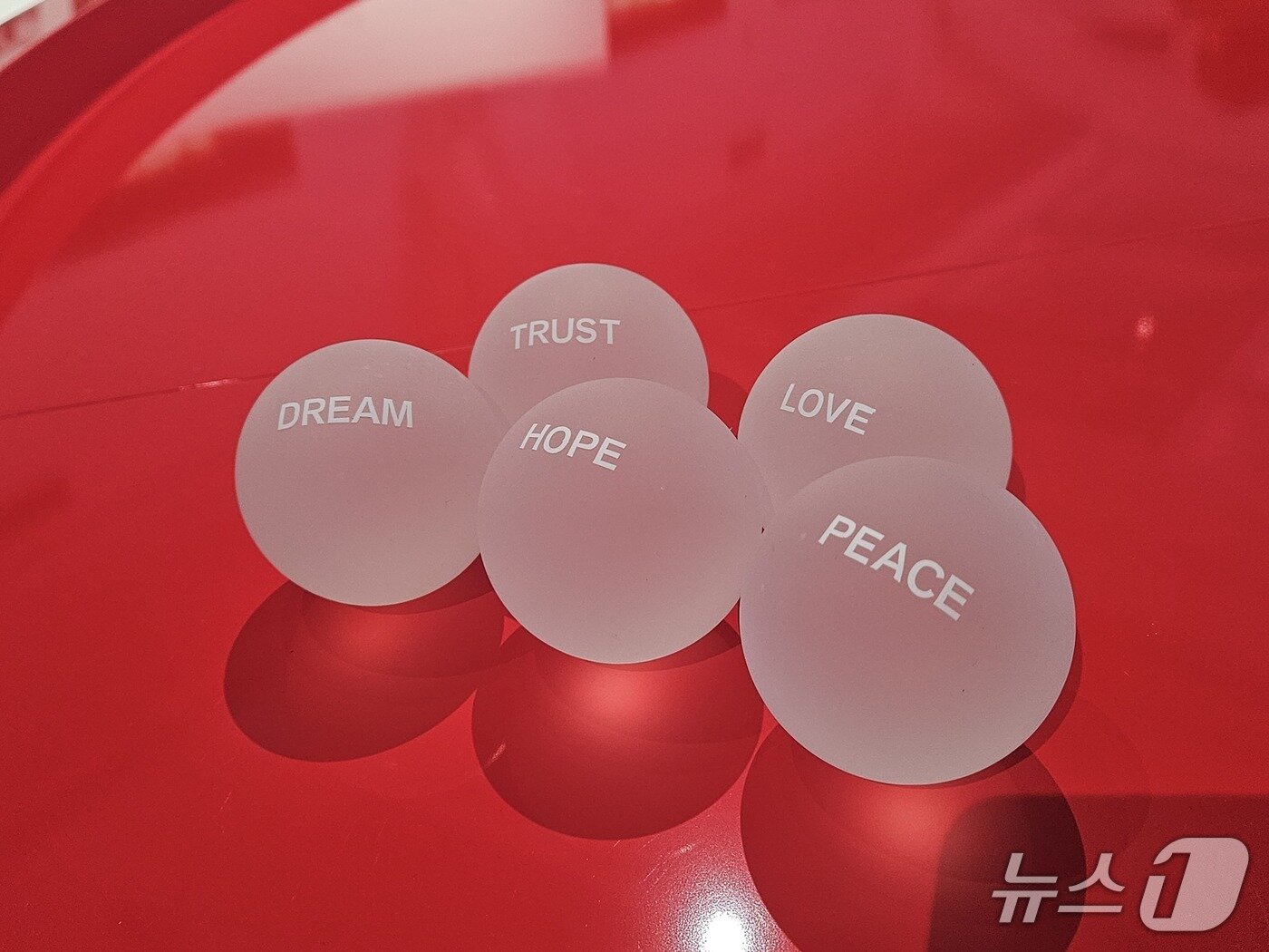 본문 이미지 - 붉은 테이블 위에 '사랑'을 형상화한 공들이 굴러다니고 있다. 2026.3.20/뉴스1 박혜연 기자 ⓒ 뉴스1