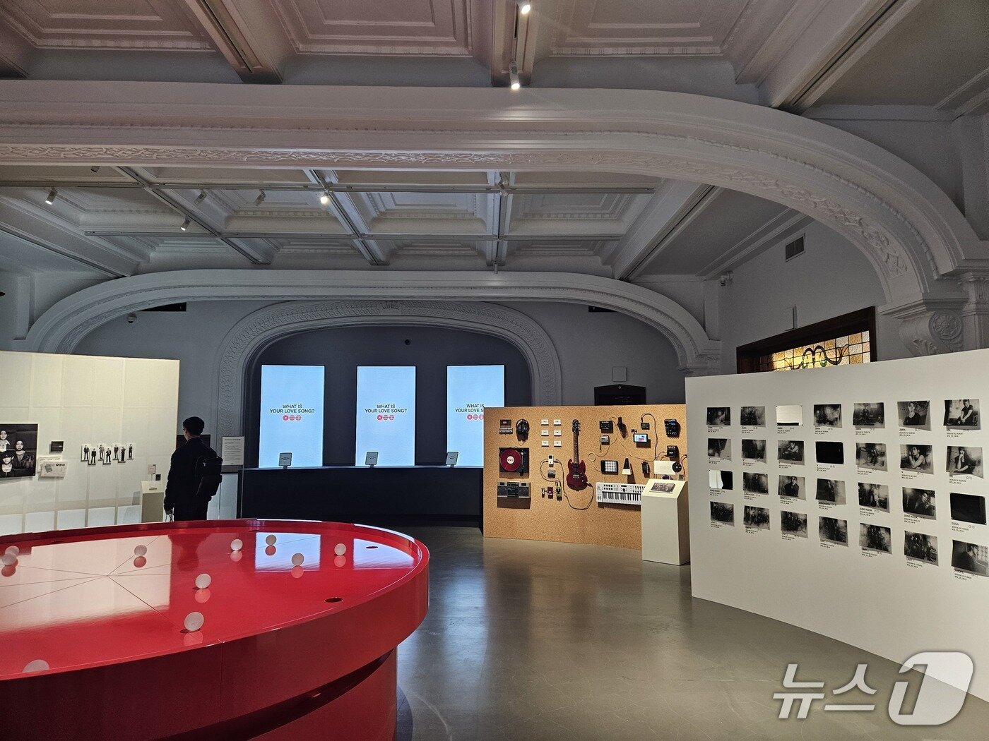 본문 이미지 - BTS 멤버들의 사진이 전시돼 있다. 2026.3.20/뉴스1 박혜연 기자 ⓒ 뉴스1