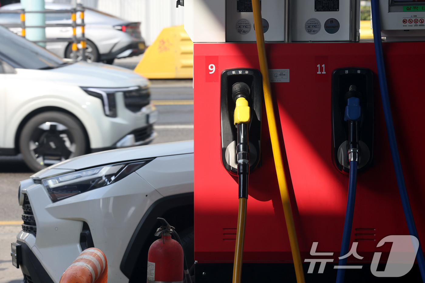 (서울=뉴스1) 이광호 기자 = 20일 서울의 한 주유소에 차량이 주유를 하기 위해 정차해 있다.정부가 기름값 급등을 막기 위해 석유 최고가격제를 시행한 지 일주일째를 맞았으나 치 …