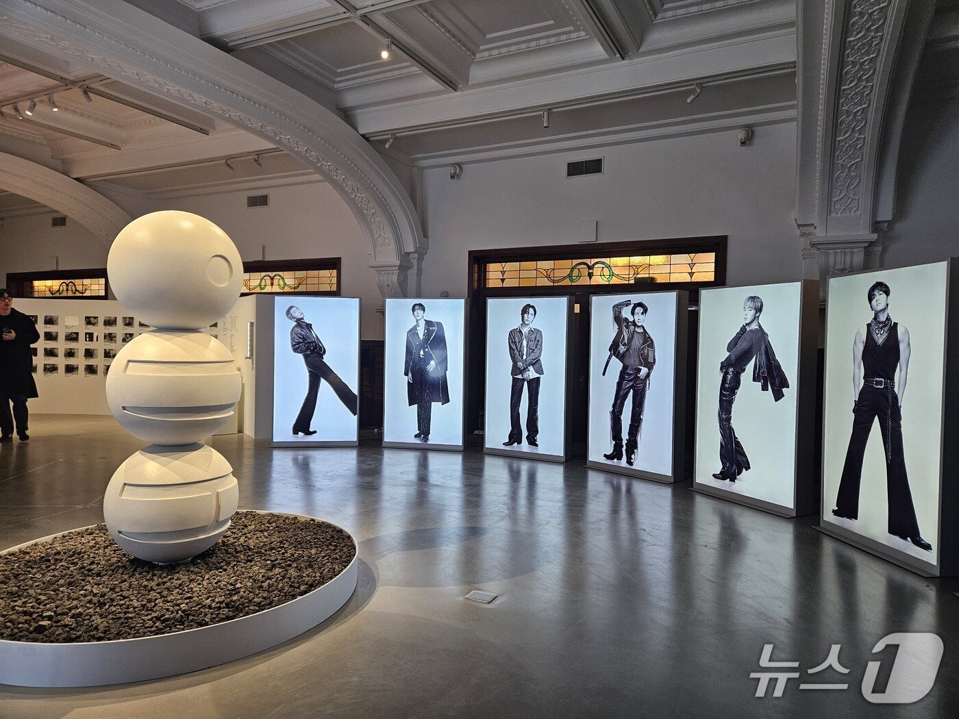 본문 이미지 - BTS 멤버들의 초대형 사진들이 전시돼 있다. 2026.3.20/뉴스1 박혜연 기자 ⓒ 뉴스1