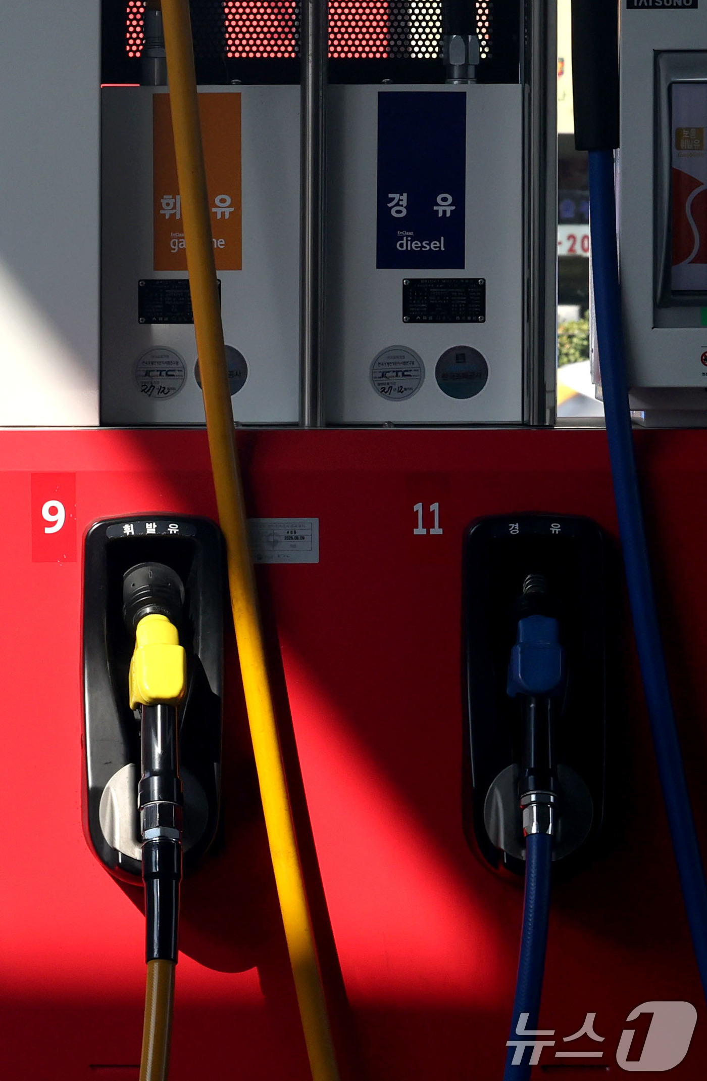 (서울=뉴스1) 이광호 기자 = 20일 서울의 한 주유소에 주유기가 걸려있다.정부가 기름값 급등을 막기 위해 석유 최고가격제를 시행한 지 일주일째를 맞았으나 치솟은 기름값에 비해 …