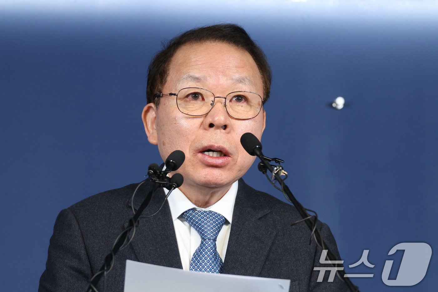 (서울=뉴스1) 신웅수 기자 = 김이수 더불어민주당 공천관리위원장이 20일 서울 여의도 더불어민주당사에서 공천심사 결과를 발표하고 있다. 2026.3.20/뉴스1