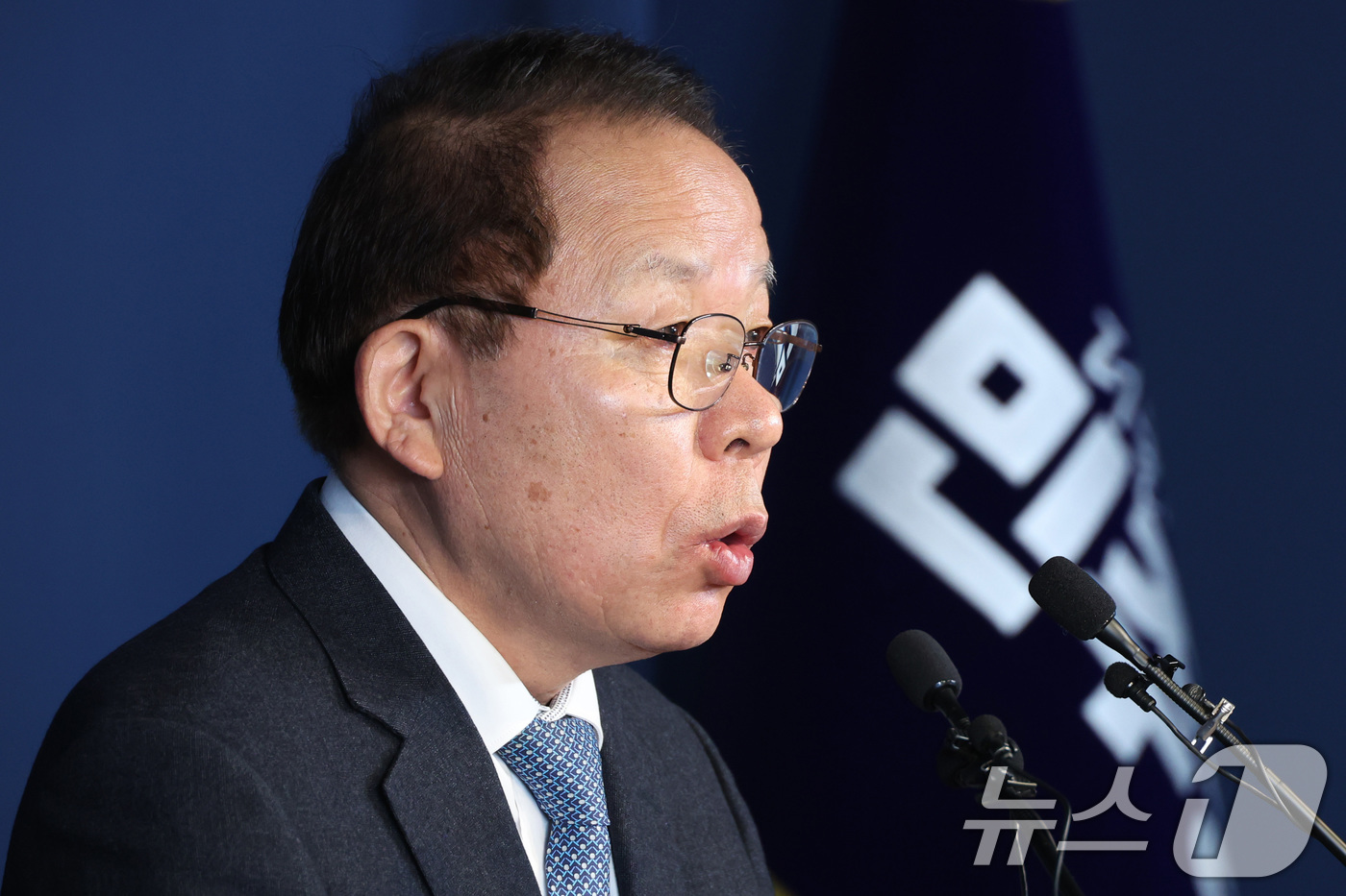 (서울=뉴스1) 신웅수 기자 = 김이수 더불어민주당 공천관리위원장이 20일 서울 여의도 더불어민주당사에서 공천심사 결과를 발표하고 있다. 2026.3.20/뉴스1