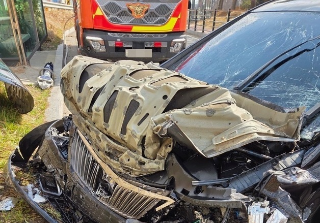 당진 아파트단지 앞 승용차가 담벼락 들이받아…운전자 숨져