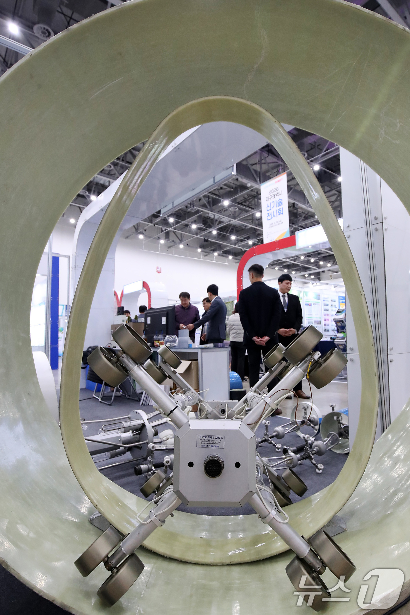 (대구=뉴스1) 공정식 기자 = 20일 대구 북구 엑스코(EXCO)에서 열린 '2026 대구시 신기술 전시회'를 찾은 관람객이 유리섬유로 보강한 함침 튜브와 광경화방식을 적용한 하 …