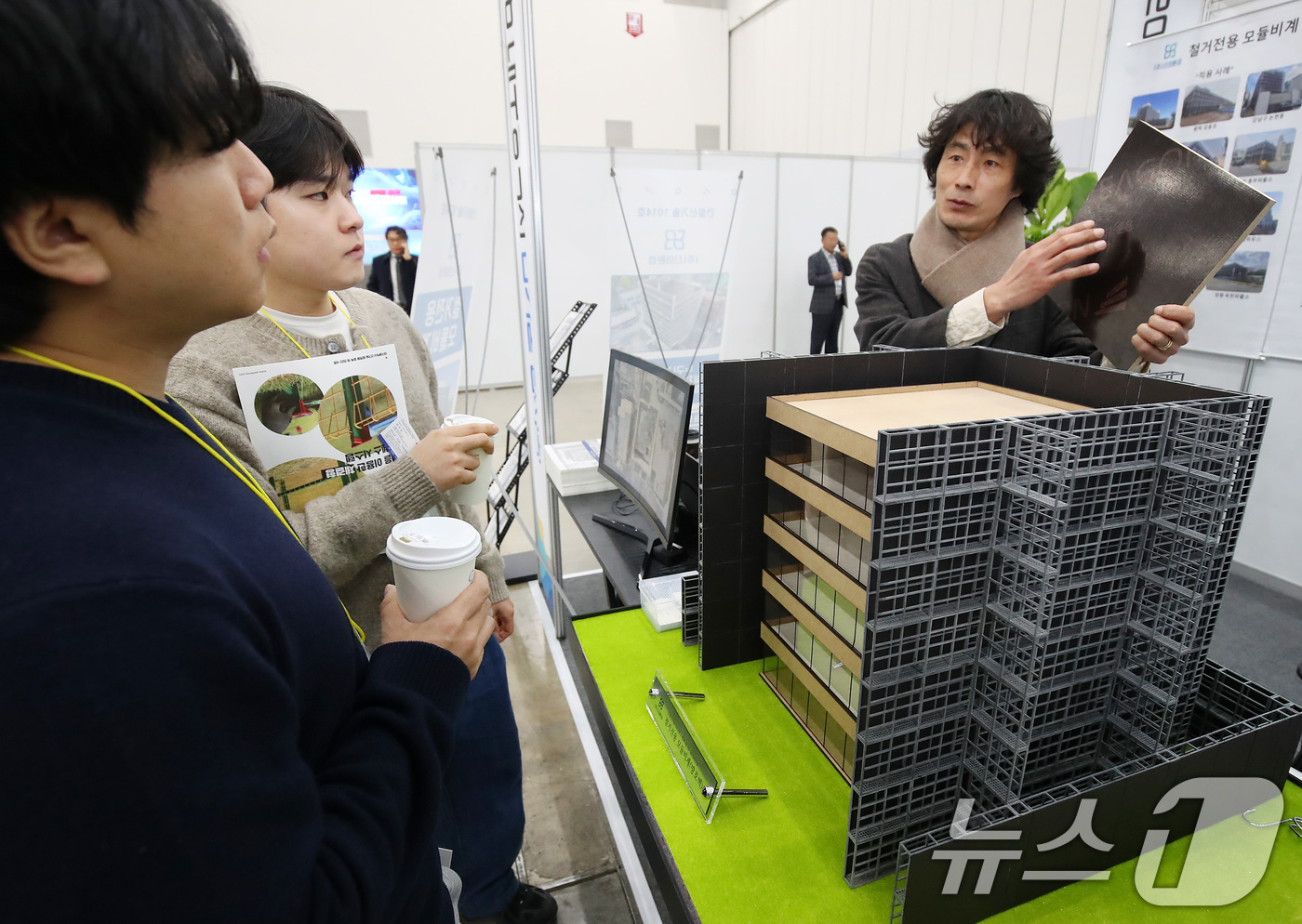 (대구=뉴스1) 공정식 기자 = 20일 대구 북구 엑스코(EXCO)에서 열린 '2026 대구시 신기술 전시회'를 찾은 시·구·군 관계자들이 철거전용 모듈비계를 살펴보고 있다. 강력 …