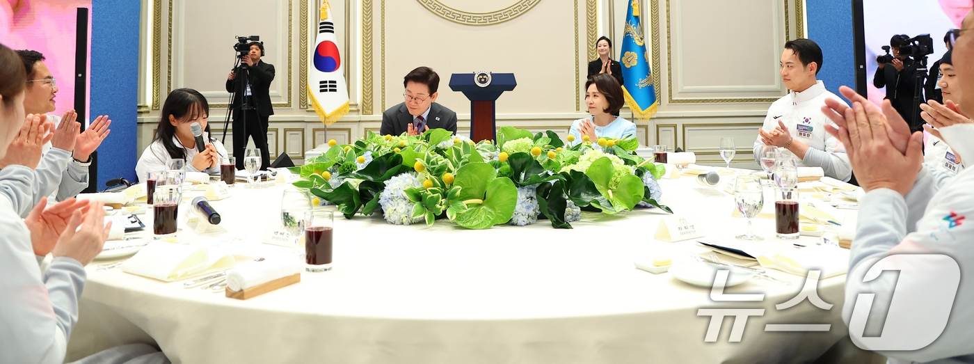 (서울=뉴스1) 허경 기자 = 이재명 대통령과 김혜경 여사가 20일 청와대 영빈관에서 열린 밀라노-코르티나 동계 패럴림픽 선수단 격려 오찬에서 김윤지 노르딕스키 선수의 발언에 박수 …