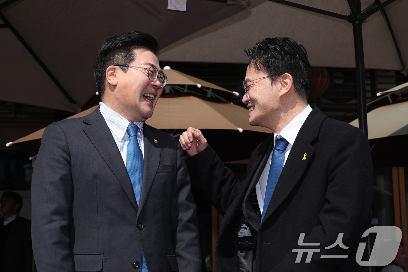 (서울=뉴스1) 신웅수 기자 = 박찬대, 박주민 더불어민주당 의원이 20일 서울 여의도의 한 중식당에서 오찬 회동을 하고 있다. 2026.3.20/뉴스1