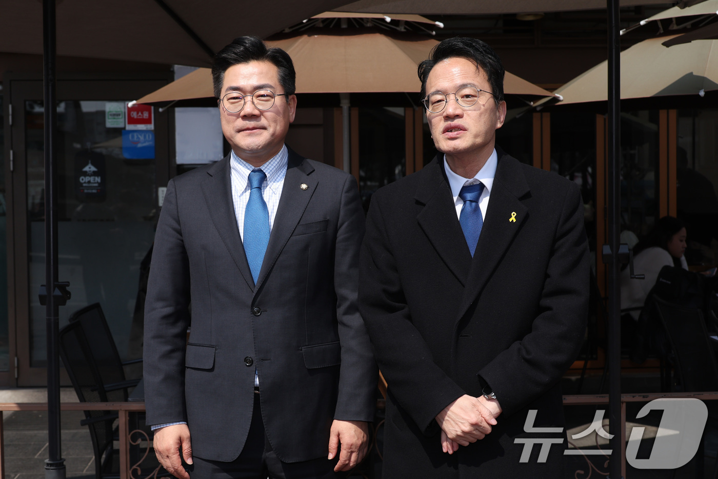 (서울=뉴스1) 신웅수 기자 = 박찬대, 박주민 더불어민주당 의원이 20일 서울 여의도의 한 중식당에서 오찬 회동에 앞서 취재진의 질의에 답변하고 있다. 2026.3.20/뉴스1