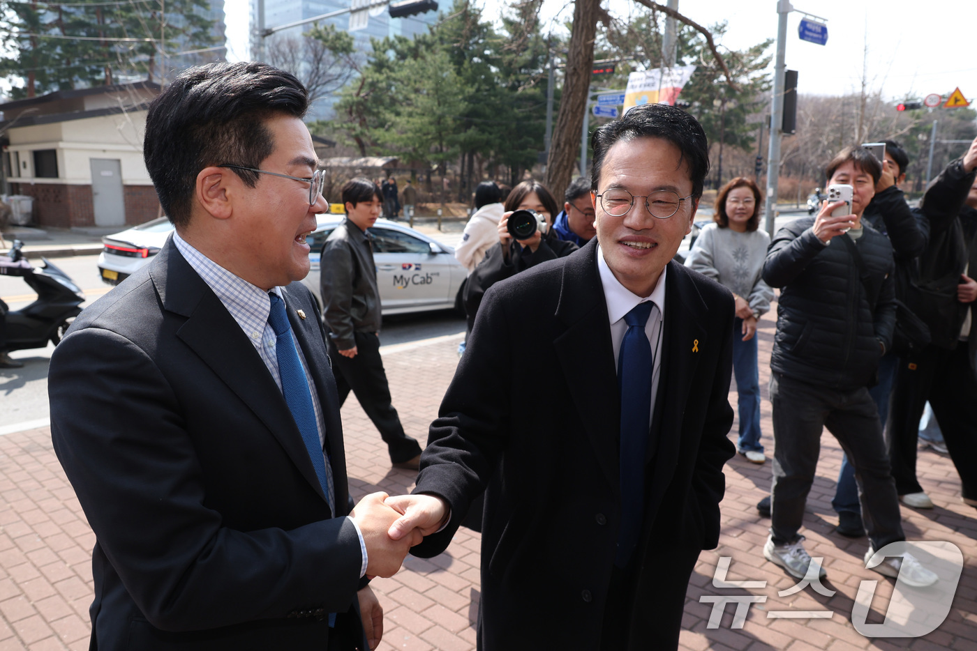 (서울=뉴스1) 신웅수 기자 = 박찬대, 박주민 더불어민주당 의원이 20일 서울 여의도의 한 중식당에서 오찬 회동을 하고 있다. 2026.3.20/뉴스1