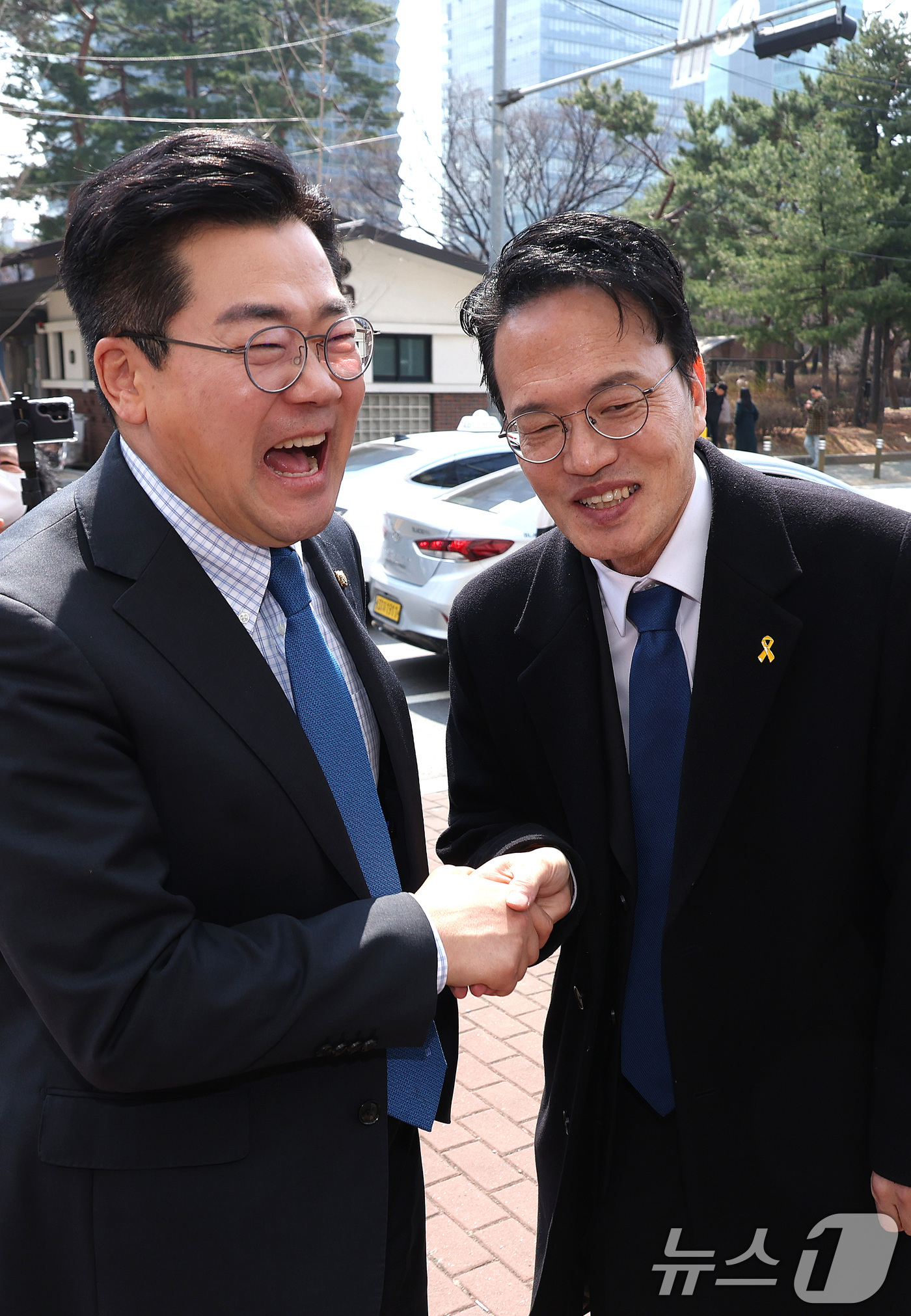 (서울=뉴스1) 신웅수 기자 = 박찬대, 박주민 더불어민주당 의원이 20일 서울 여의도의 한 중식당에서 오찬 회동을 하고 있다. 2026.3.20/뉴스1