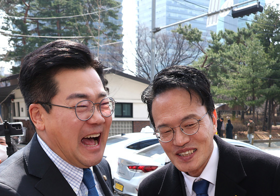 악수하는 박찬대·박주민