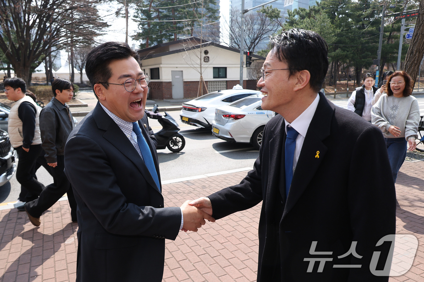 (서울=뉴스1) 신웅수 기자 = 박찬대, 박주민 더불어민주당 의원이 20일 서울 여의도의 한 중식당에서 오찬 회동을 하고 있다. 2026.3.20/뉴스1