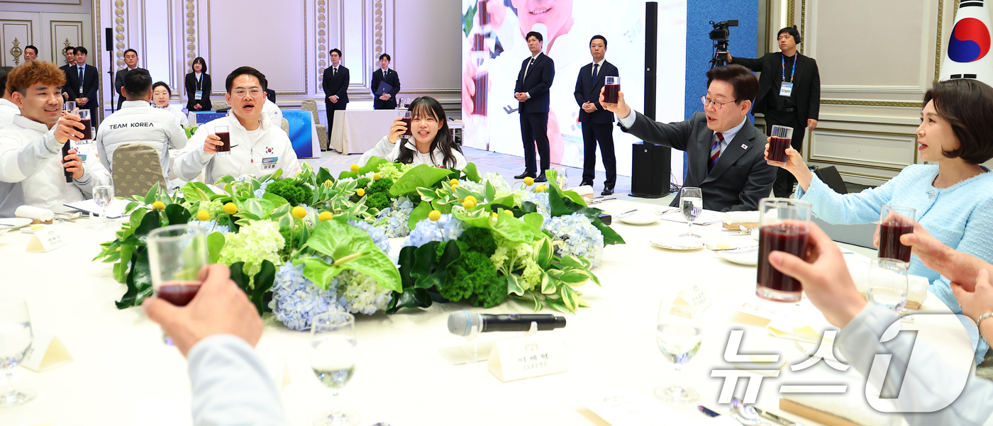 (서울=뉴스1) 허경 기자 = 이재명 대통령과 김혜경 여사가 20일 청와대 영빈관에서 열린 밀라노-코르티나 동계 패럴림픽 선수단 격려 오찬에서 선수들과 건배를 하고 있다. (청와대 …