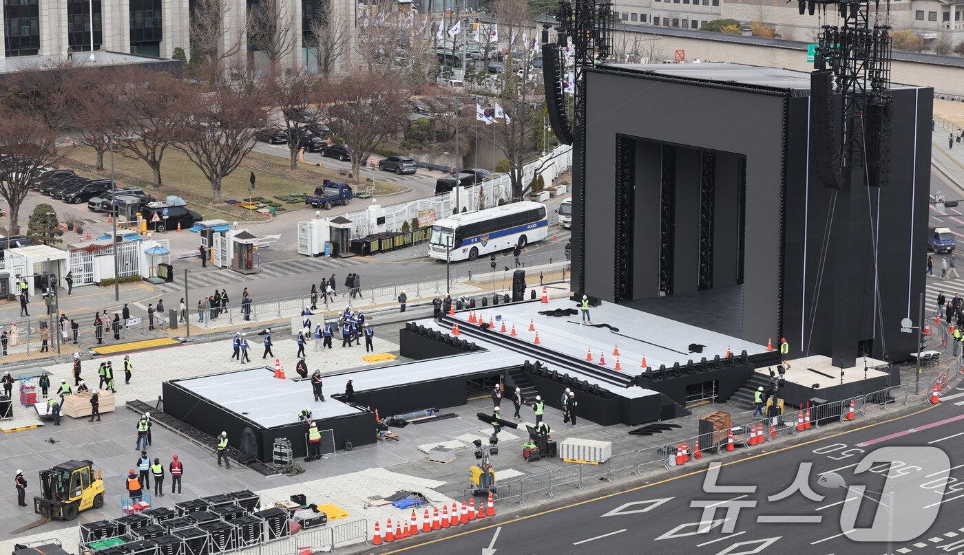 본문 이미지 - 방탄소년단(BTS) 완전체 컴백 공연을 하루 앞둔 20일 서울 광화문광장 공연장이 공연 막바지 준비로 분주한 모습을 보이고 있다. 2026.3.20 ⓒ 뉴스1 박지혜 기자