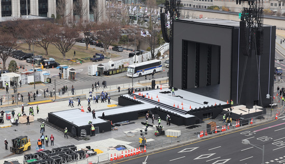 BTS 공연날, 예비부부 '발 동동'…경찰버스로 하객 이송한다