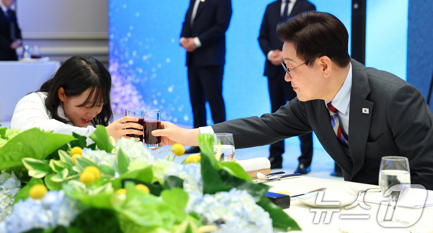(서울=뉴스1) 허경 기자 = 이재명 대통령이 20일 청와대 영빈관에서 열린 밀라노-코르티나 동계 패럴림픽 선수단 격려 오찬에서 김윤지 노르딕스키 선수와 건배하고 있다. (청와대통 …