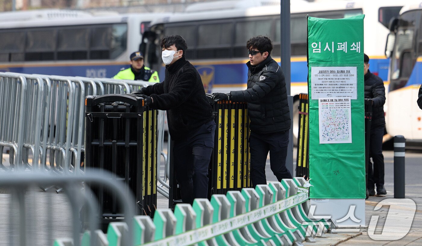본문 이미지 - 방탄소년단(BTS) 완전체 컴백 공연을 하루 앞둔 20일 서울 광화문광장 공연장 인근에서 경찰들이 분주하게 움직이고 있다. 2026.3.20 ⓒ 뉴스1 박지혜 기자