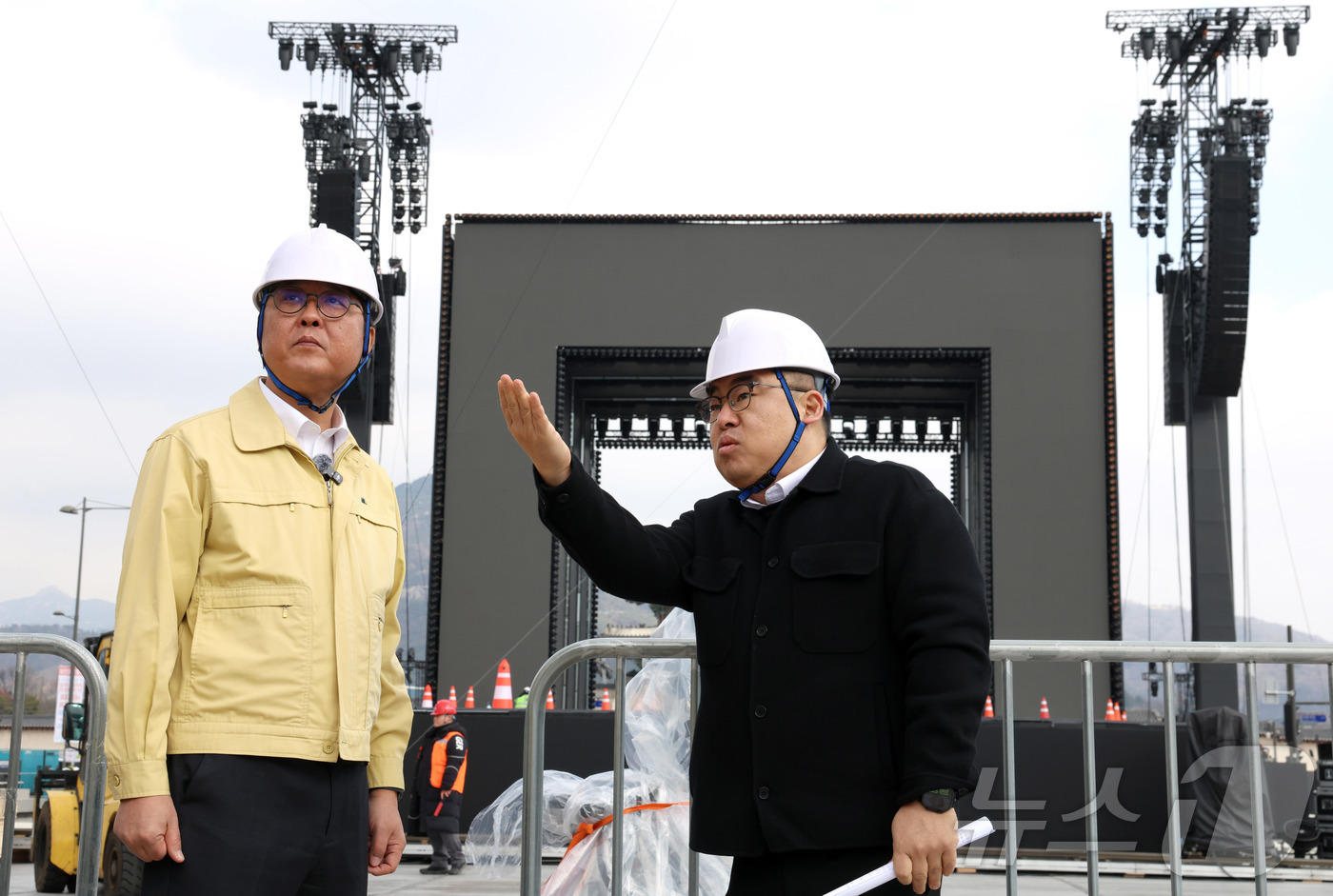 (서울=뉴스1) = 최휘영 문화체육관광부 장관이 방탄소년단(BTS) 컴백 공연을 하루 앞둔 20일 공연이 열리는 서울 종로구 광화문 광장을 찾아 하이브 관계자 등과 함께 현장을 점 …