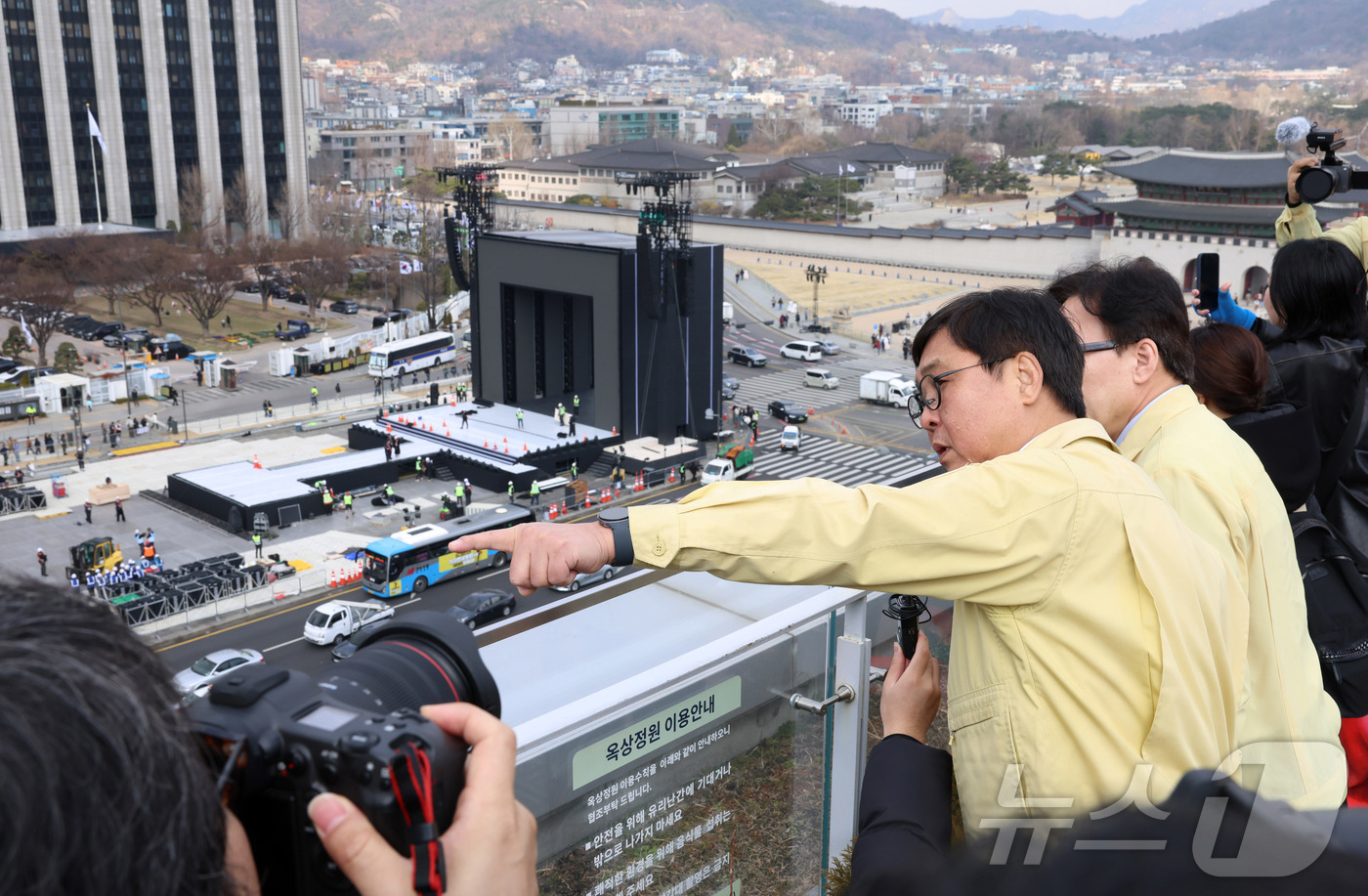 (서울=뉴스1) = 최휘영 문화체육관광부 장관이 방탄소년단(BTS) 컴백 공연을 하루 앞둔 20일 서울 종로구 대한민국역사박물관 옥상에서 공연이 열릴 광화문 광장을 살펴보고 있다. …