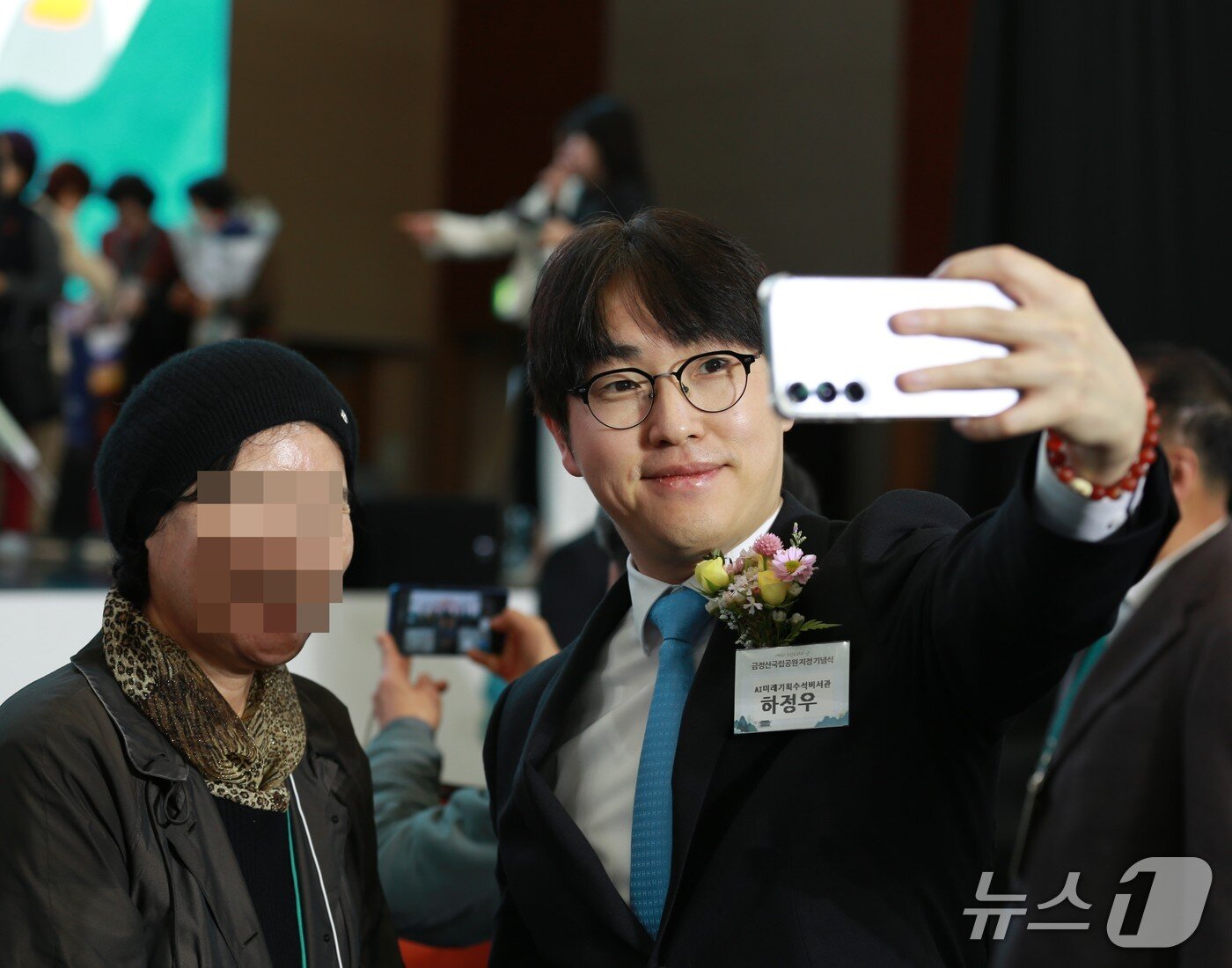 본문 이미지 - 공식 행사가 끝난 뒤 하정우 수석이 부산시민들과 기념사진을 찍고 있다. 2026.3.20/뉴스1 ⓒ News1 임순택 기자