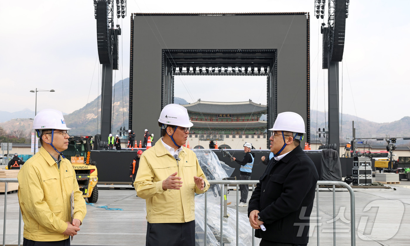 (서울=뉴스1) = 최휘영 문화체육관광부 장관이 방탄소년단(BTS) 컴백 공연을 하루 앞둔 20일 공연이 열리는 서울 종로구 광화문 광장을 찾아 하이브 관계자 등과 함께 현장을 점 …