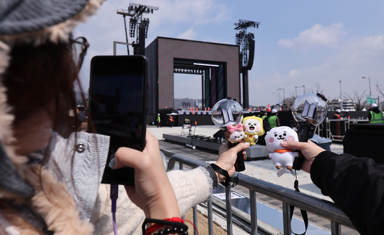 공연장 앞 설렘 가득…아미들의 인증샷