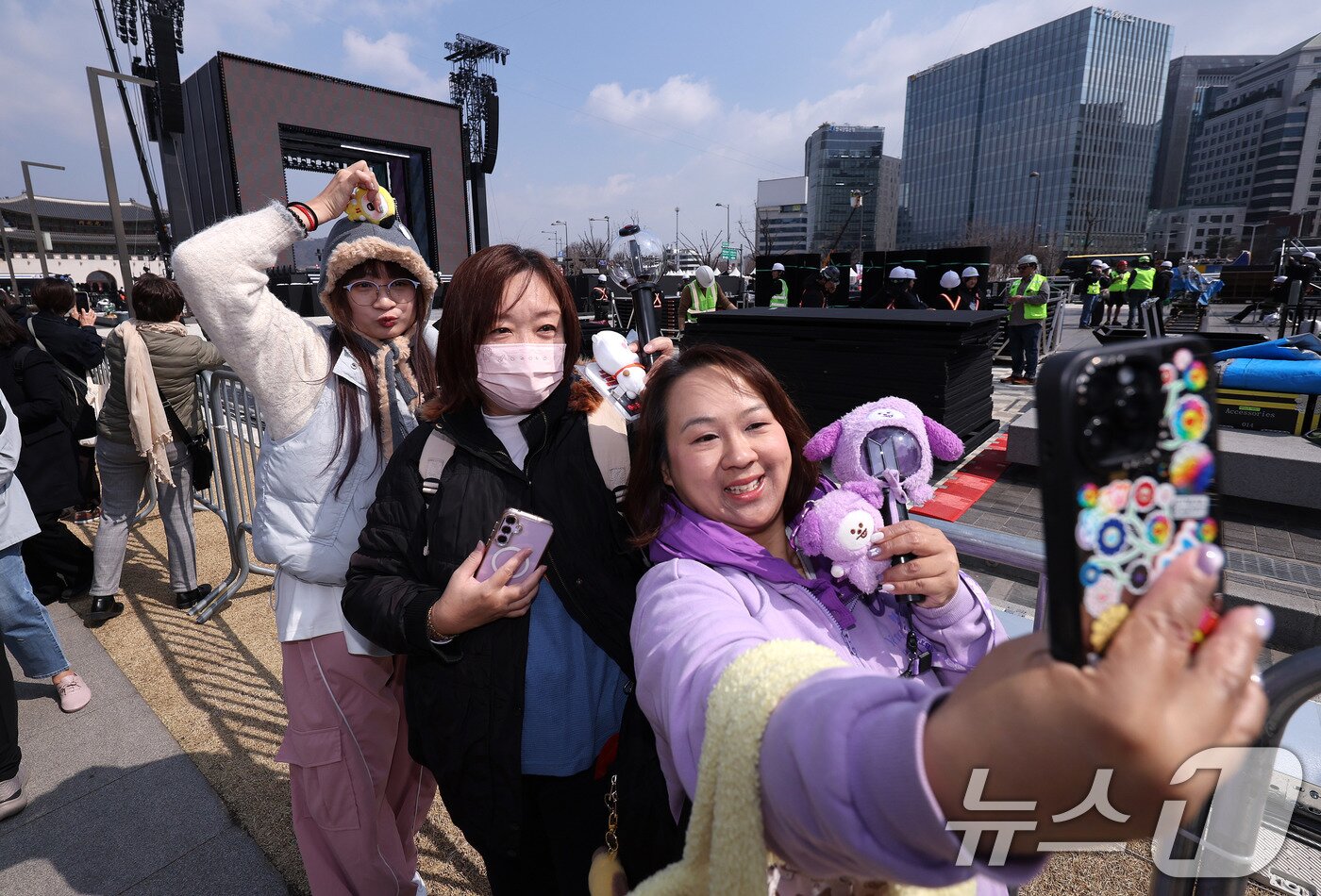 본문 이미지 - 방탄소년단(BTS) 완전체 컴백 공연을 하루 앞둔 20일 서울 광화문광장 공연장 앞에 대만에서 온 아미(ARMY·팬덤명)들이 기념 사진을 찍고 있다. 2026.3.20 ⓒ 뉴스1 박지혜 기자