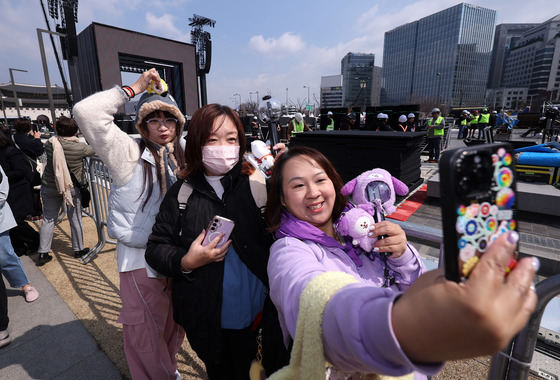BTS 공연 D-1…공연장 앞 인증샷 행렬