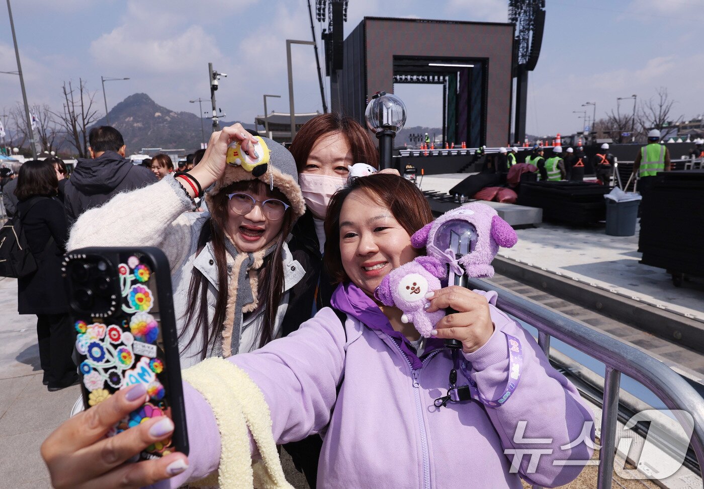 본문 이미지 - 방탄소년단(BTS) 완전체 컴백 공연을 하루 앞둔 20일 서울 광화문광장 공연장 앞에 대만에서 온 아미(ARMY·팬덤명)들이 기념 사진을 찍고 있다. 2026.3.20 ⓒ 뉴스1 박지혜 기자