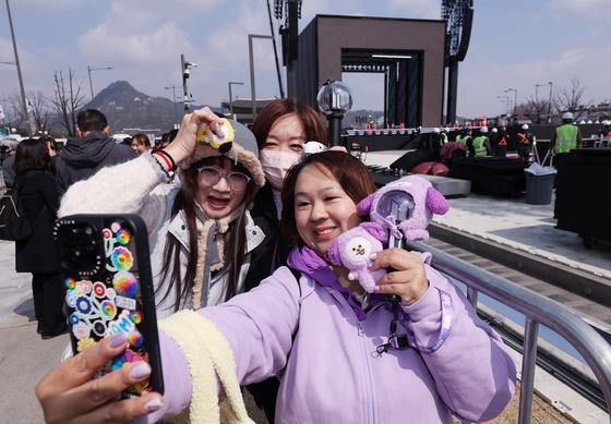 공연장 앞 인증샷 행렬