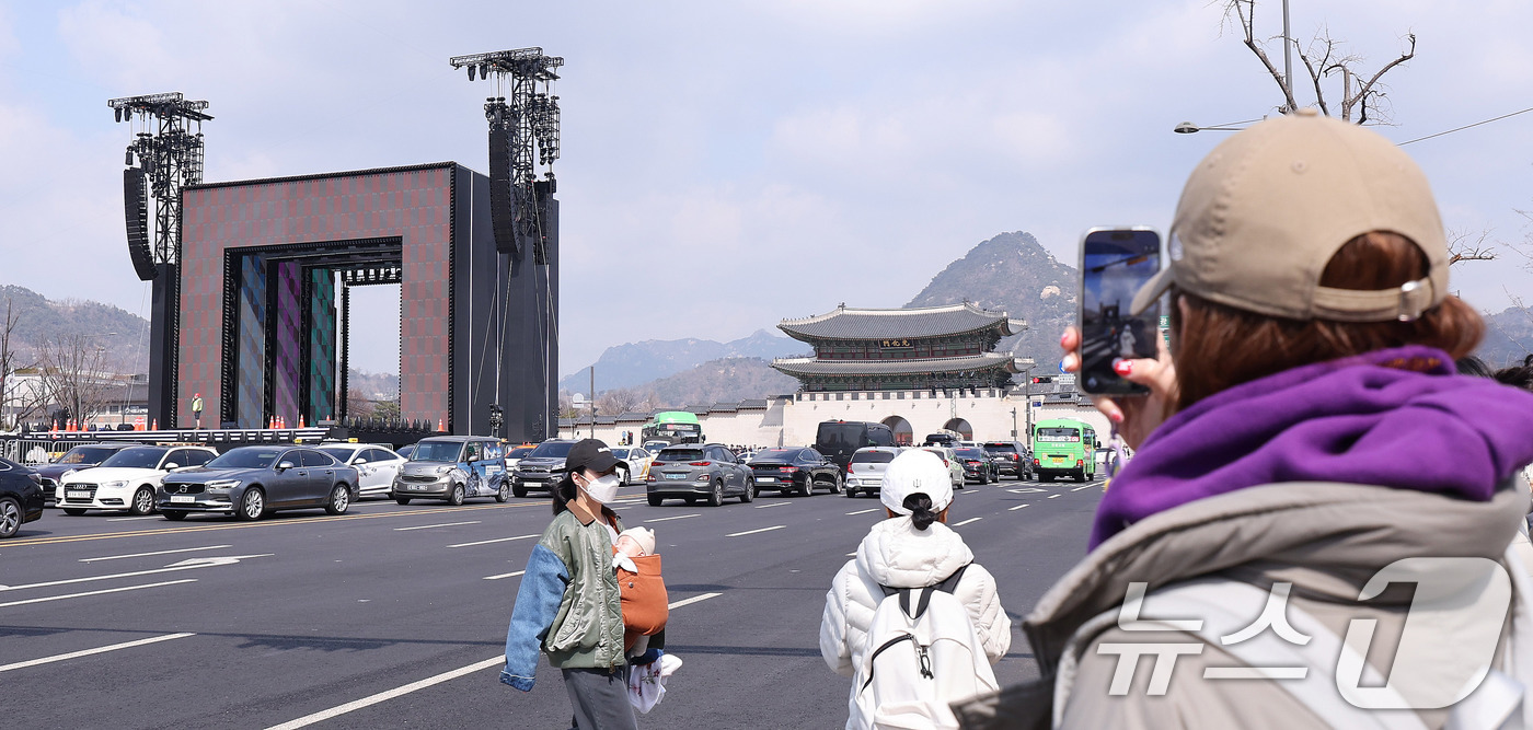 (서울=뉴스1) 박지혜 기자 = 방탄소년단(BTS) 완전체 컴백 공연을 하루 앞둔 20일 서울 광화문광장 공연장 인근에서 아미(ARMY·팬덤명)들이 기념 사진을 찍고 있다. 202 …