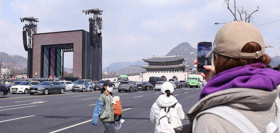 공연장 앞 인증샷 행렬