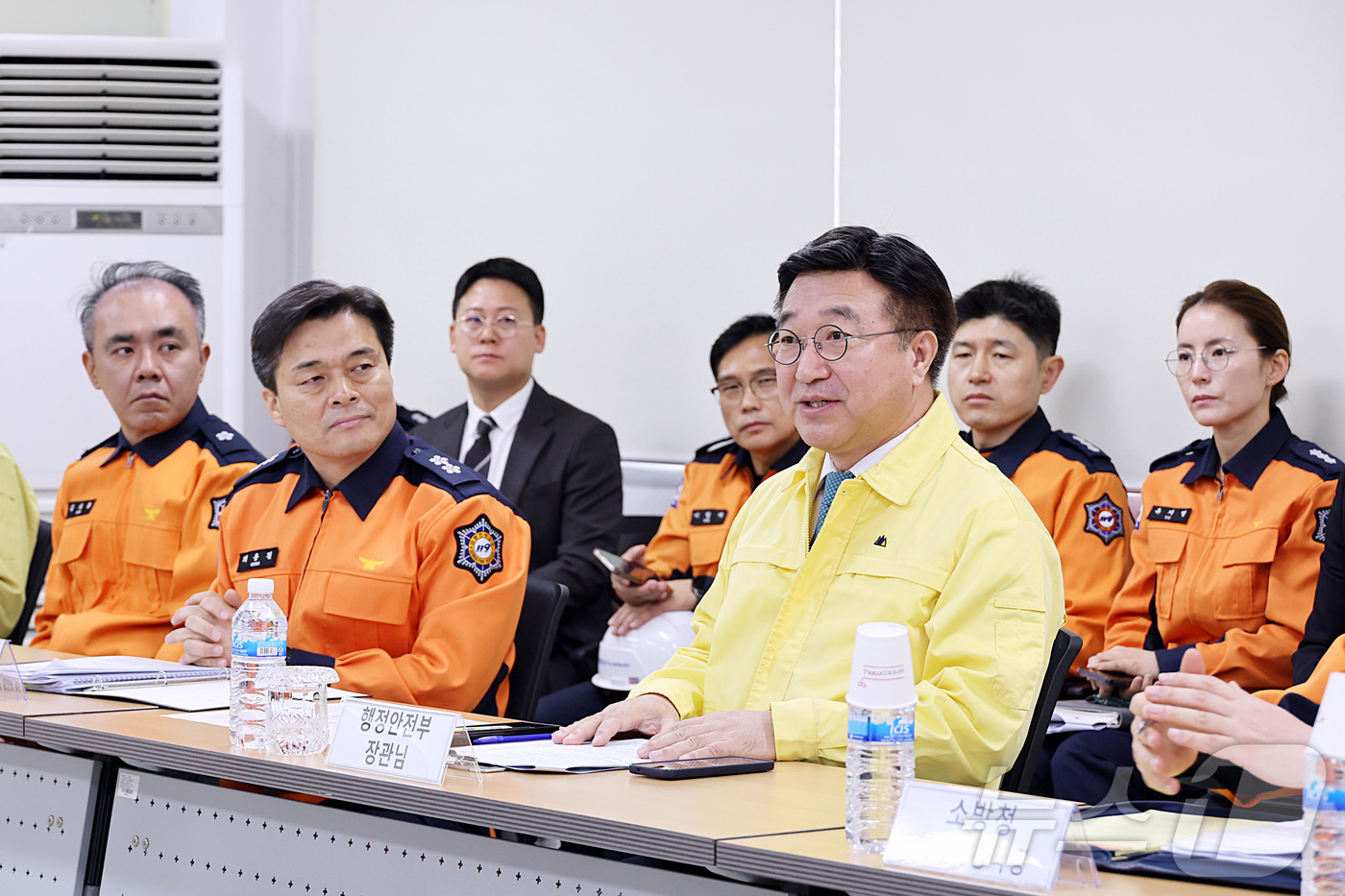 (서울=뉴스1) = 윤호중 행정안전부 장관이 20일 오전 경기도 고양 대한송유관공사 경인지사를 방문해 송유관 시설의 안전관리 실태와 비상대응체제 현황보고를 받고 있다. (행정안전부 …