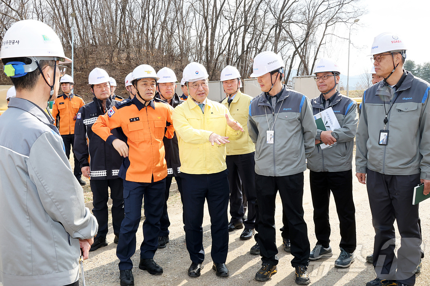 (서울=뉴스1) = 윤호중 행정안전부 장관이 20일 오전 경기도 고양 대한송유관공사 경인지사를 방문해 송유관 시설의 안전관리 실태와 비상대응체제를 점검하고 있다. (행정안전부 제공 …