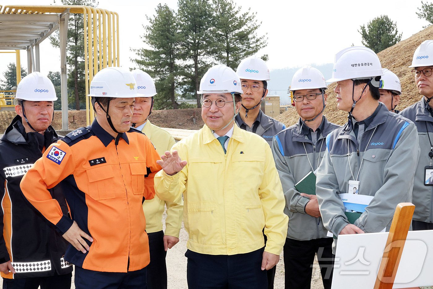(서울=뉴스1) = 윤호중 행정안전부 장관이 20일 오전 경기도 고양 대한송유관공사 경인지사를 방문해 송유관 시설의 안전관리 실태와 비상대응체제를 점검하고 있다. (행정안전부 제공 …