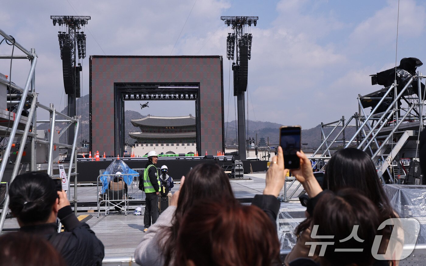 본문 이미지 - 방탄소년단(BTS) 완전체 컴백 공연을 하루 앞둔 20일 서울 광화문광장 공연장 인근에서 시민들이 기념 사진을 찍고 있다. 2026.3.20 ⓒ 뉴스1 박지혜 기자