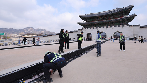 광화문 월대 주변에 설치된 BTS 공연 조명