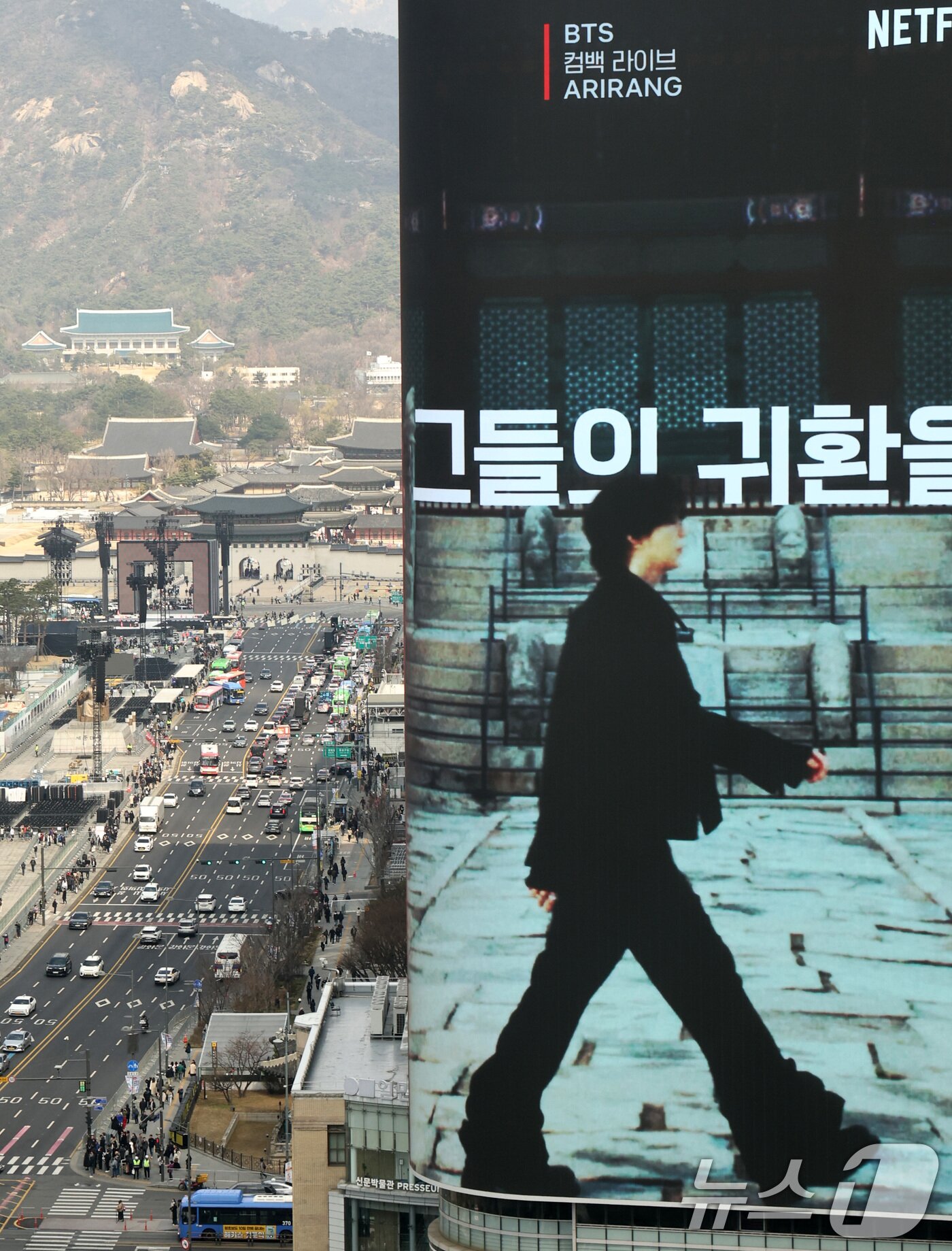 본문 이미지 - 방탄소년단(BTS) 완전체 컴백 공연이 하루 앞으로 다가온 19일 서울 광화문광장 인근 빌딩 전광판에 컴백 공연을 알리는 광고가 표출되고 있다. 2026.3.20 ⓒ 뉴스1 최지환 기자