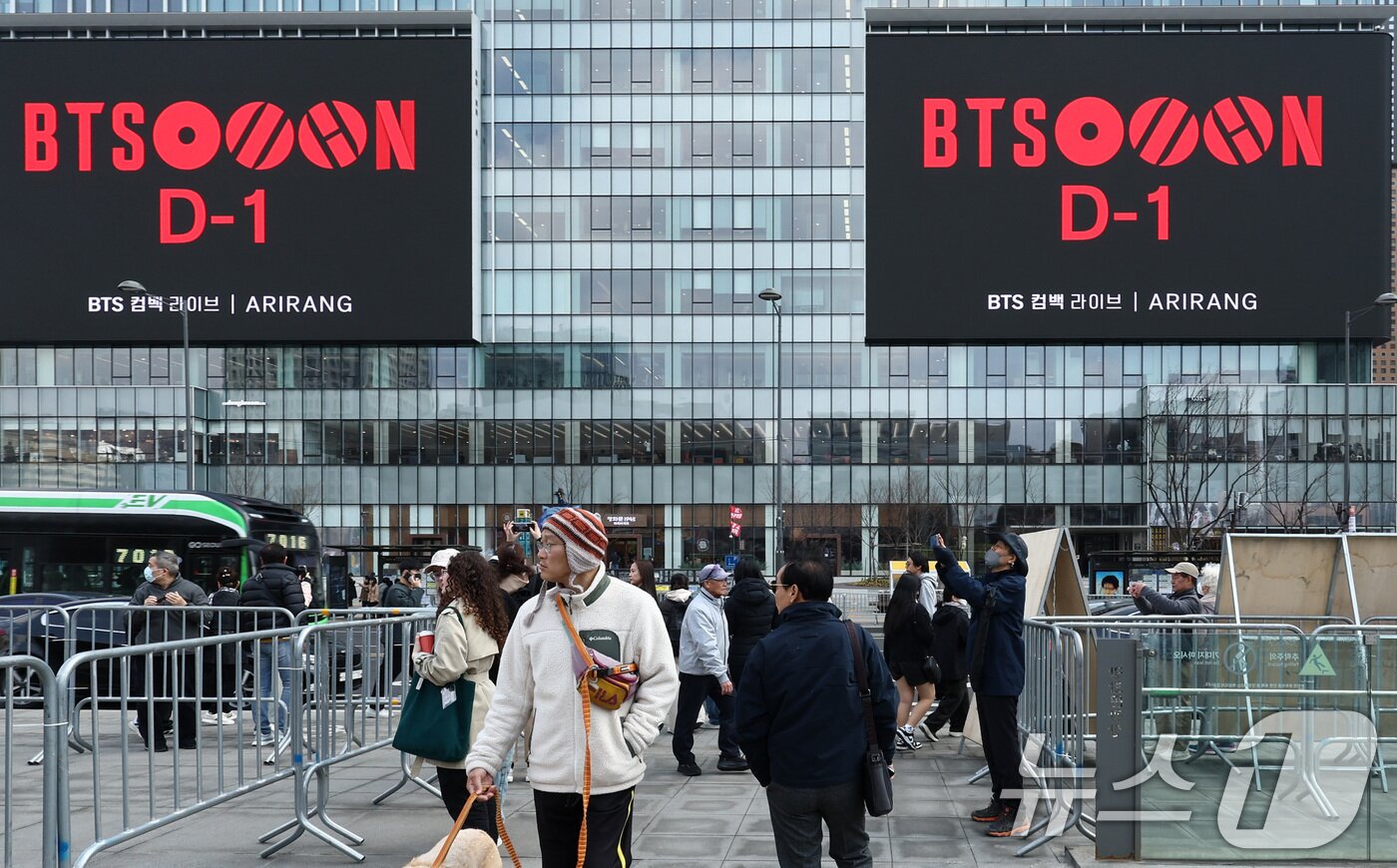 본문 이미지 - 방탄소년단(BTS) 완전체 컴백 공연이 하루 앞으로 다가온 19일 서울 광화문광장 인근 빌딩 전광판에 컴백 공연을 알리는 광고가 표출되고 있다. 2026.3.20 ⓒ 뉴스1 최지환 기자