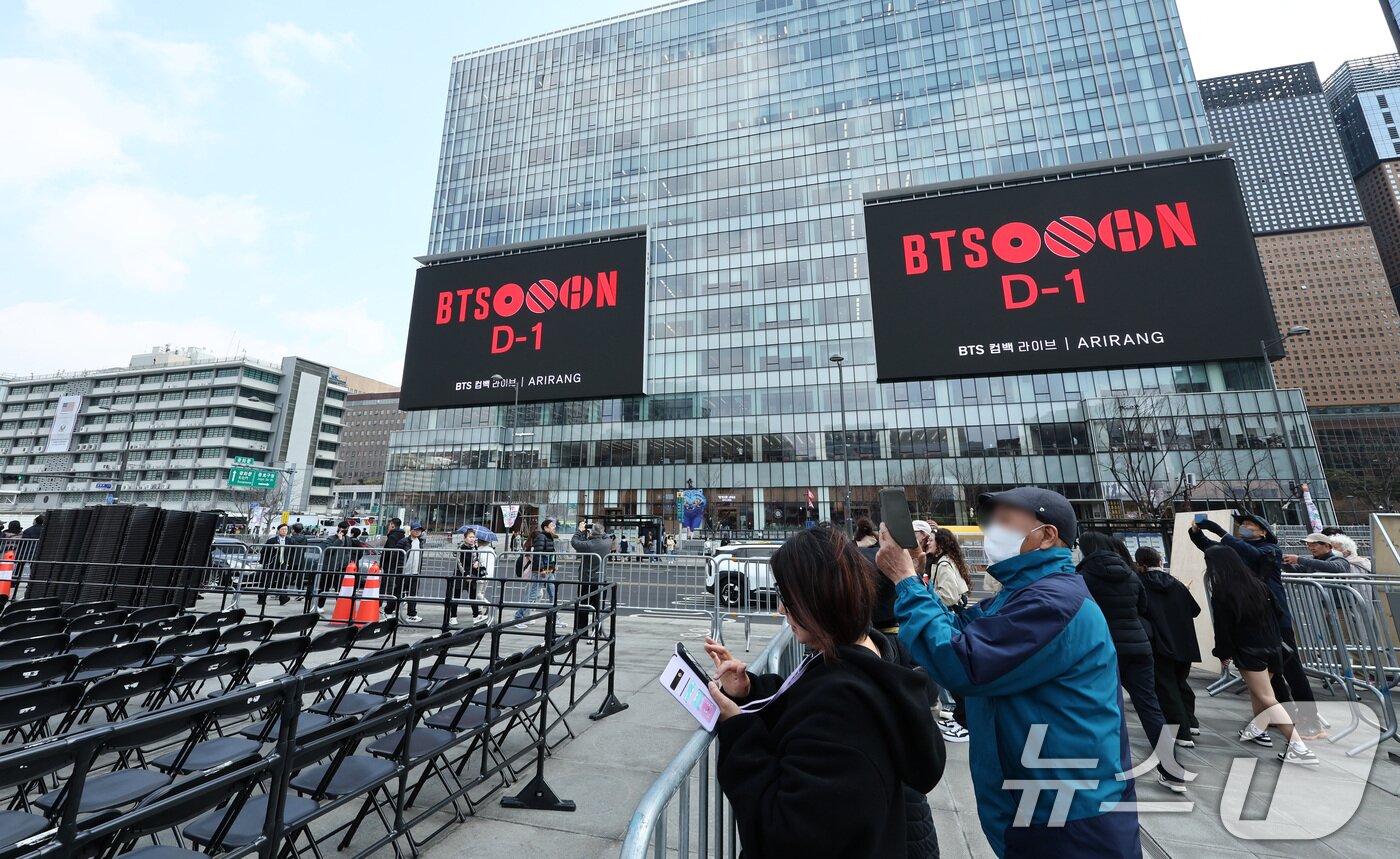 본문 이미지 - 방탄소년단(BTS) 완전체 컴백 공연이 하루 앞으로 다가온 19일 서울 광화문광장 인근 빌딩 전광판에 컴백 공연을 알리는 광고가 표출되고 있다. 2026.3.20 ⓒ 뉴스1 최지환 기자