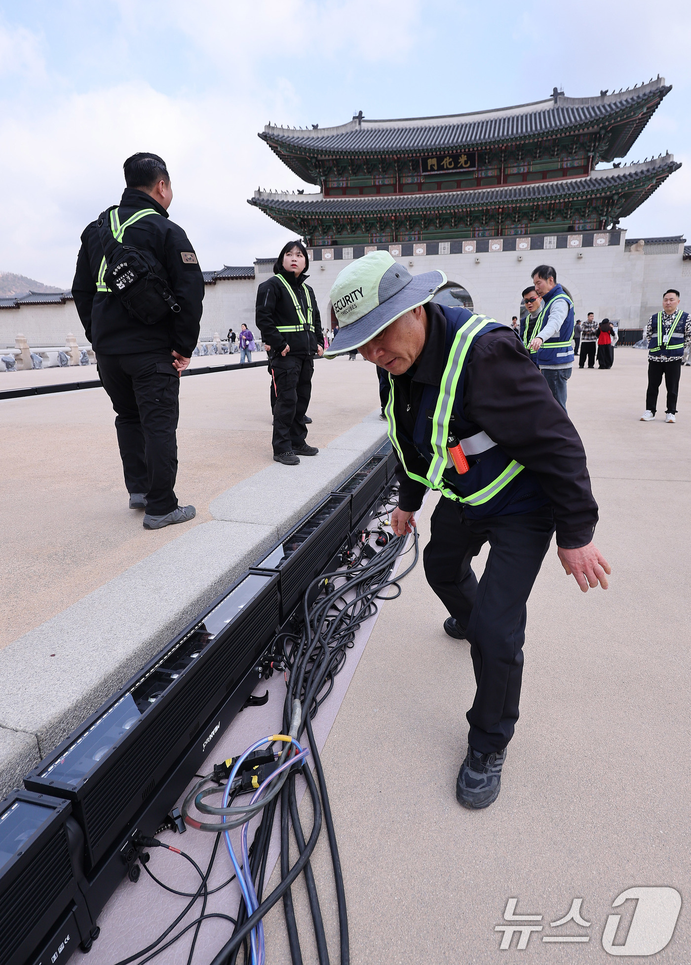 (서울=뉴스1) 박지혜 기자 = 방탄소년단(BTS) 완전체 컴백 공연을 하루 앞둔 20일 서울 광화문 월대에서 관계자가 설치된 공연 조명 주변을 지키고 있다. 2026.3.20/뉴 …