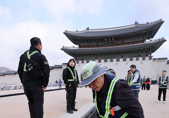 광화문 월대에 설치된 조명