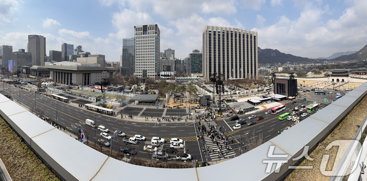 (서울=뉴스1) 박지혜 기자 = 방탄소년단(BTS) 완전체 컴백 공연을 하루 앞둔 20일 서울 광화문광장 공연장이 공연 막바지 준비로 분주한 모습을 보이고 있다. 2026.3.20 …