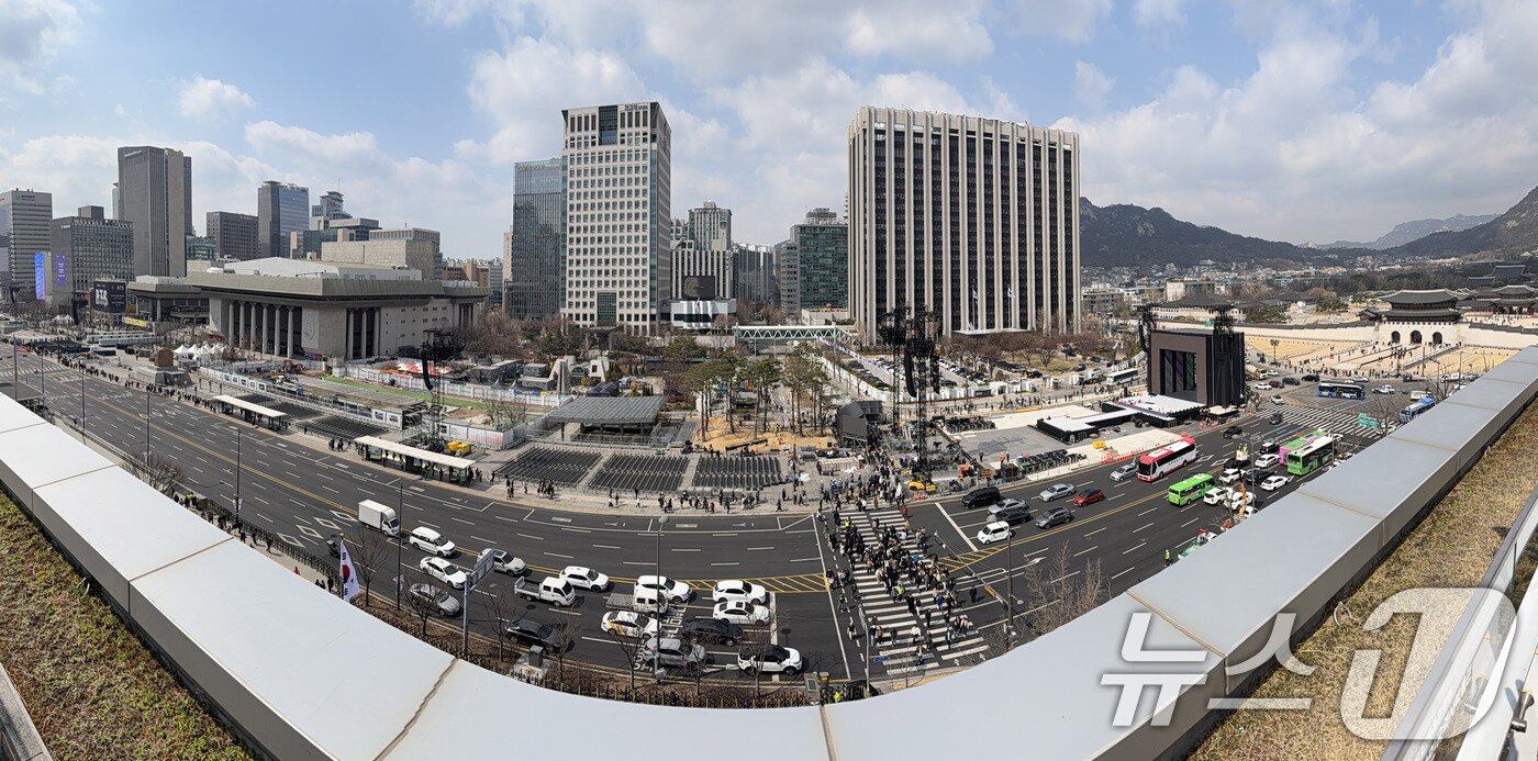 본문 이미지 - 방탄소년단(BTS) 완전체 컴백 공연을 하루 앞둔 20일 서울 광화문광장 공연장이 공연 막바지 준비로 분주한 모습을 보이고 있다. 2026.3.20 ⓒ 뉴스1 박지혜 기자