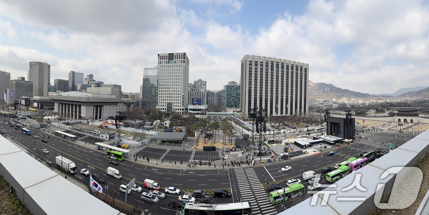 (서울=뉴스1) 박지혜 기자 = 방탄소년단(BTS) 완전체 컴백 공연을 하루 앞둔 20일 서울 광화문광장 공연장이 공연 막바지 준비로 분주한 모습을 보이고 있다. 2026.3.20 …